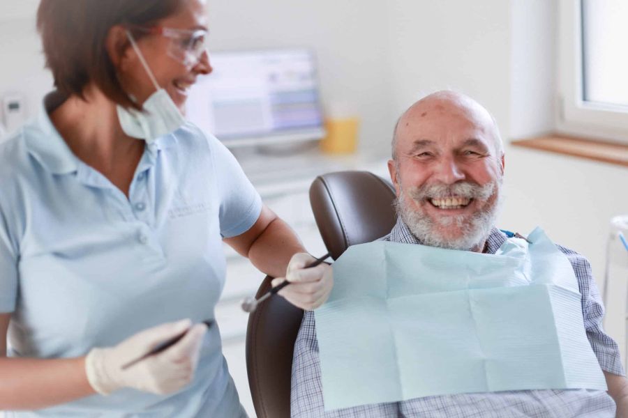 Mit Patient in Behandlung - Praxisalltag in der Zahnarztpraxis Dr. Walker Ammerbuch-Entringen