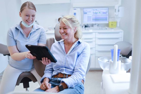 zahnarztpraxis uwe walker und kollegen ammerbuch entringen beratung mit patientin